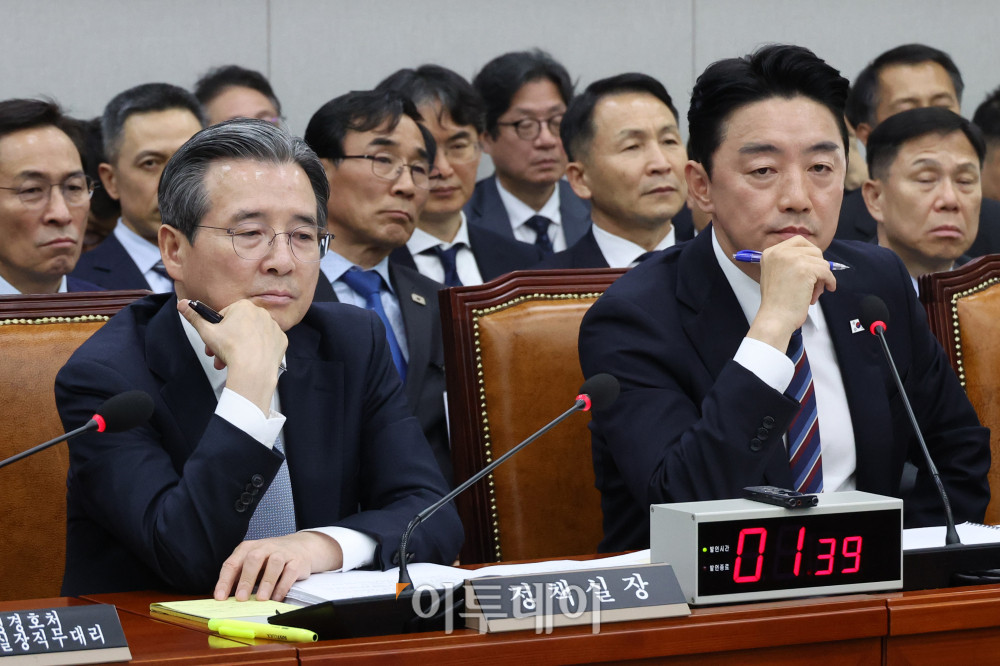 ▲강훈식(오른쪽) 대통령 비서실장과 김용범 대통령비서실 정책실장이 6일 서울 여의도 국회 운영위원회에서 열린 국정감사에 참석하고 있다. 고이란 기자 photoeran@