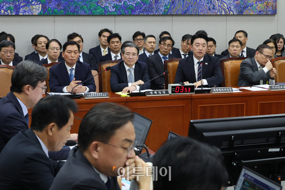 ▲강훈식 대통령 비서실장이 6일 서울 여의도 국회 운영위원회에서 열린 국정감사에서 의원 질의에 답하고 있다. 고이란 기자 photoeran@