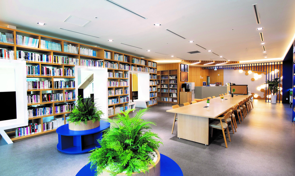 ▲사내도서관 전경 (한국지역정보개발원)