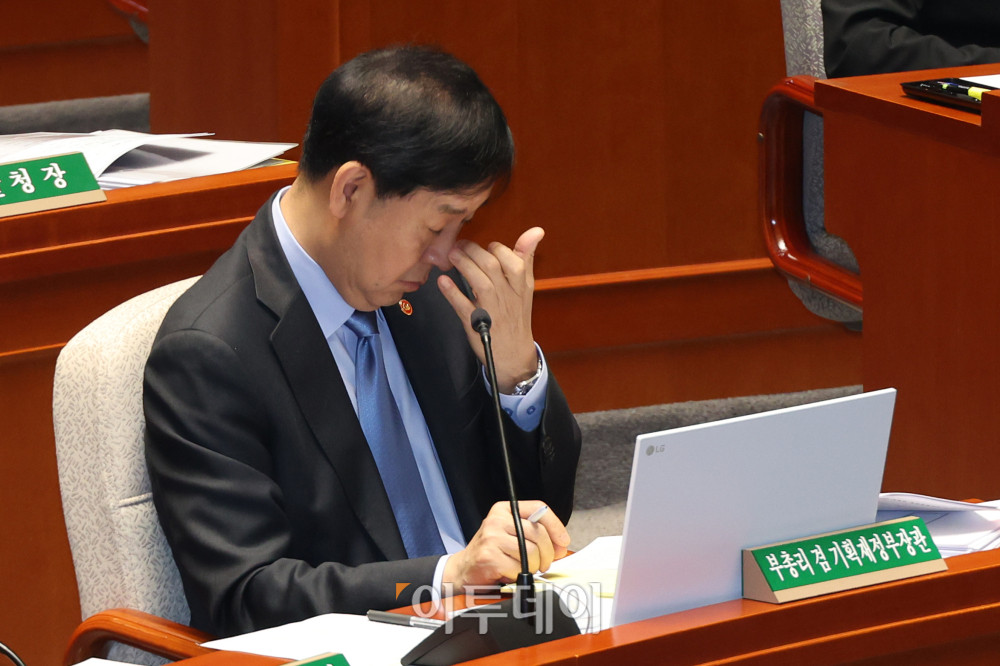 ▲구윤철 경제부총리 겸 기획재정부 장관이 6일 서울 여의도 국회에서 열린 예산결산특별위원회 전체회의에서 얼굴을 만지고 있다. 고이란 기자 photoeran@