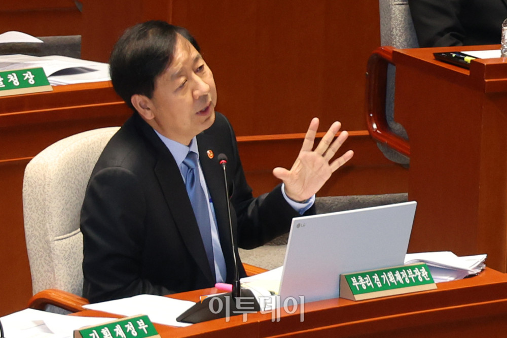 ▲구윤철 경제부총리 겸 기획재정부 장관이 6일 서울 여의도 국회에서 열린 예산결산특별위원회 전체회의에서 의원 질의에 답하고 있다. 고이란 기자 photoeran@