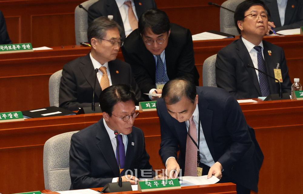 ▲김민석 국무총리와 조현 외교부 장관이 6일 서울 여의도 국회에서 열린 예산결산특별위원회 전체회의에서 자료를 살펴보고 있다. 고이란 기자 photoeran@