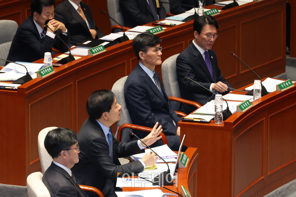 ▲구윤철 경제부총리 겸 기획재정부 장관이 6일 서울 여의도 국회에서 열린 예산결산특별위원회 전체회의에서 의원 질의에 답하고 있다. 고이란 기자 photoeran@