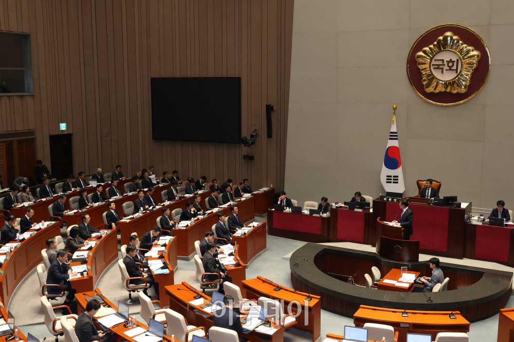 ▲김민석 국무총리가 6일 서울 여의도 국회에서 열린 예산결산특별위원회 전체회의에서 의원 질의에 답하고 있다. 고이란 기자 photoeran@