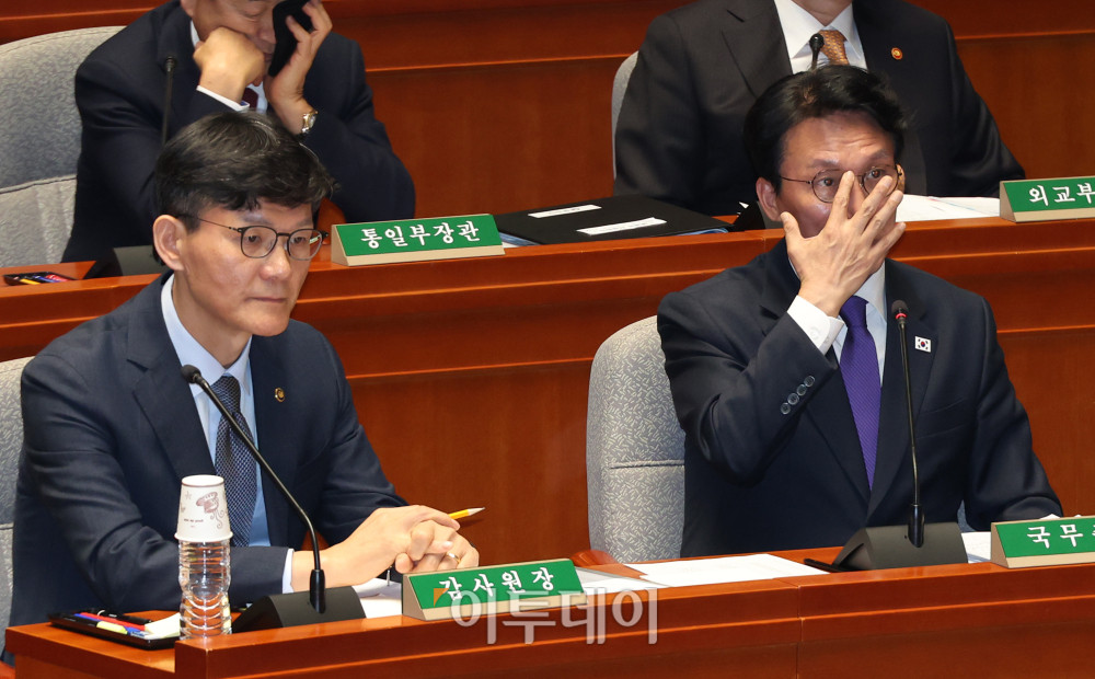 ▲김민석 국무총리가 6일 서울 여의도 국회에서 열린 예산결산특별위원회 전체회의에서 얼굴을 만지고 있다. 고이란 기자 photoeran@