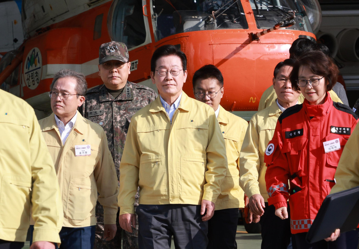▲이재명 대통령이 6일 강원도 원주시 산림항공본부에서 열린 산불진화 관·군 합동훈련 점검을 위해 이동하고 있다. 2025.11.06. (뉴시스)