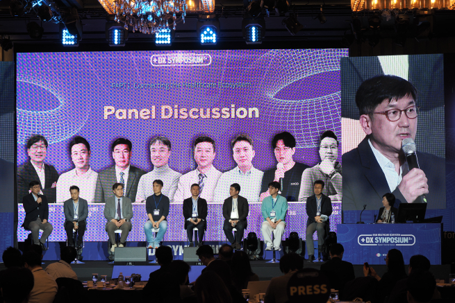 ▲패널토론 참석자들이 ‘제2회 에자이 헬스케어 생태계+DX 심포지엄’에서 헬스케어 오픈이노베이션 생태계 구축과 디지털 헬스케어 확장 방안을 논의하고 있다.(이준호 기자)
