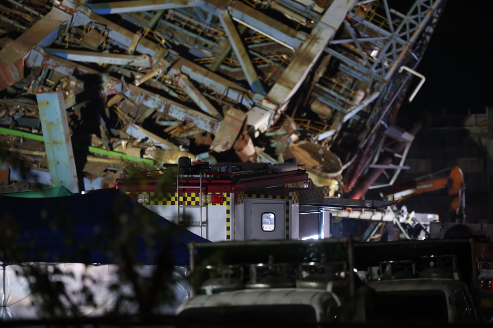 ▲6일 오후 울산시 남구 용잠동 한국동서발전 울산발전본부 울산화력발전소 보일러 타워 붕괴 사고 현장에서 야간작업이 이어지고 있다.  (연합뉴스)