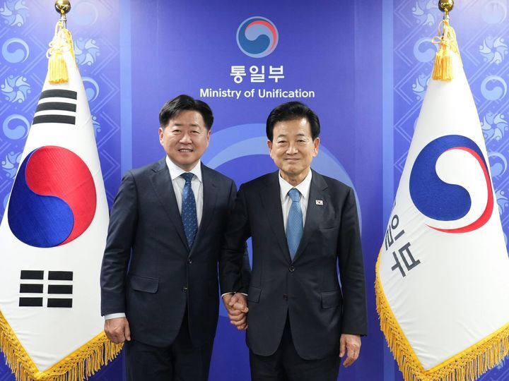 ▲오영훈 제주도지사(왼쪽)가 최근 정부서울청사에서 정동영 통일부장관을 만나 '제주형 남북교류협력사업' 추진 방안을 논의하고 있다. (사진제공=제주도)