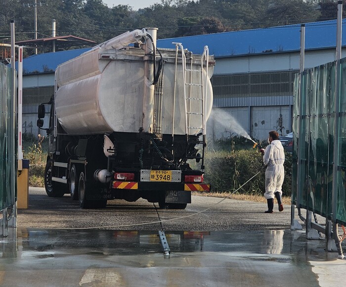 ▲전북도 고병원성 AI 차단 거점소독시설 현장 점검을 하고 있다.
 (사진제공=전북도)