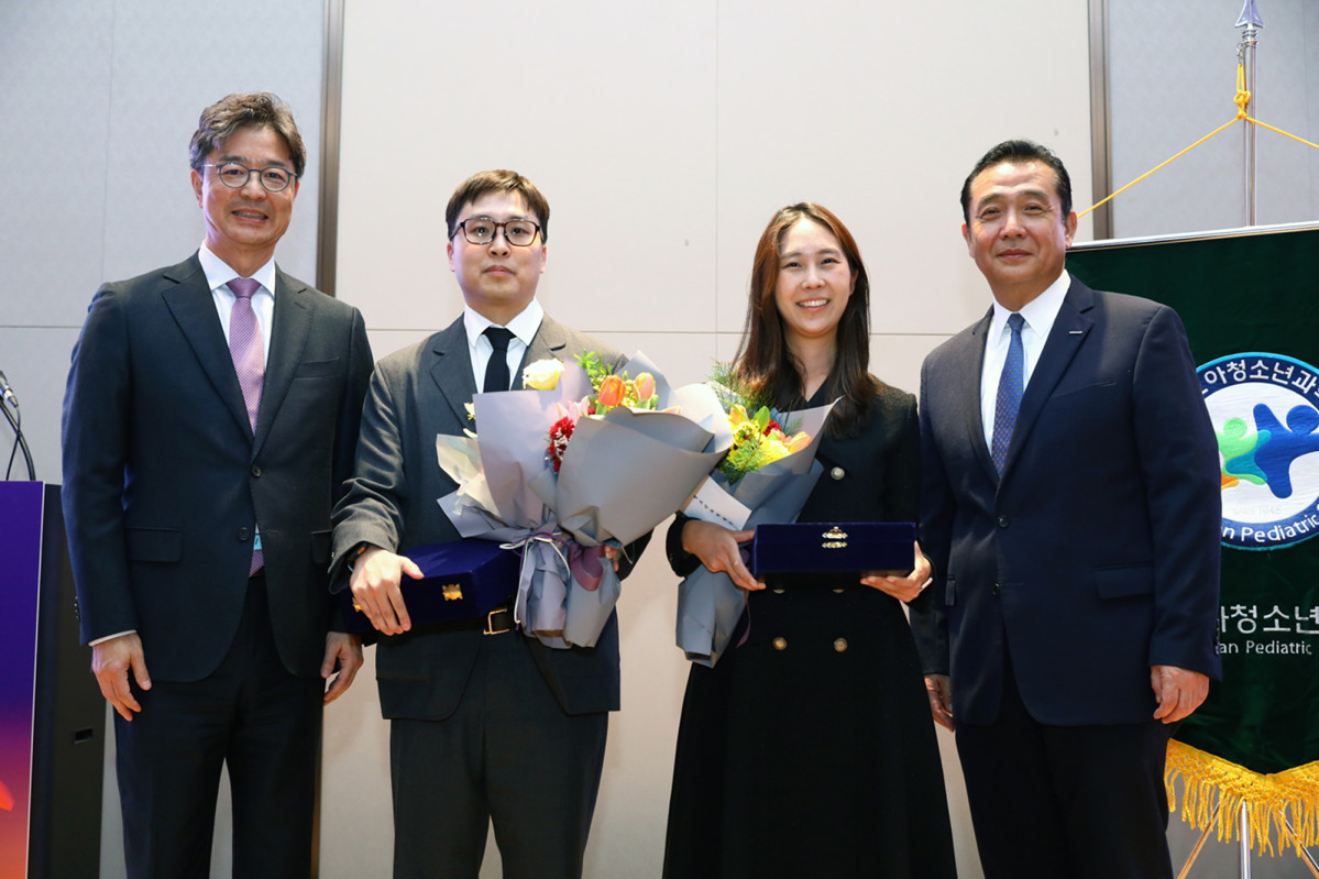 ▲6일 열린 ‘2025 두산연강 소아청소년과 학술상’ 시상식에서 참석자들이 기념촬영을 하고 있다. 왼쪽부터 김한석 대한소아청소년과학회 이사장, 서은섭 지니너스 책임연구원, 이다혜 중앙대학교병원 조교수, 이원재 두산연강재단 대표이사. (사진= 두산)