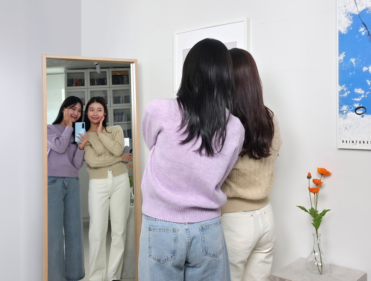 ▲삼성전자 모델이 '갤럭시 A17 LTE'로 거울 셀피를 촬영하는 모습 (사진제공-삼성전자)