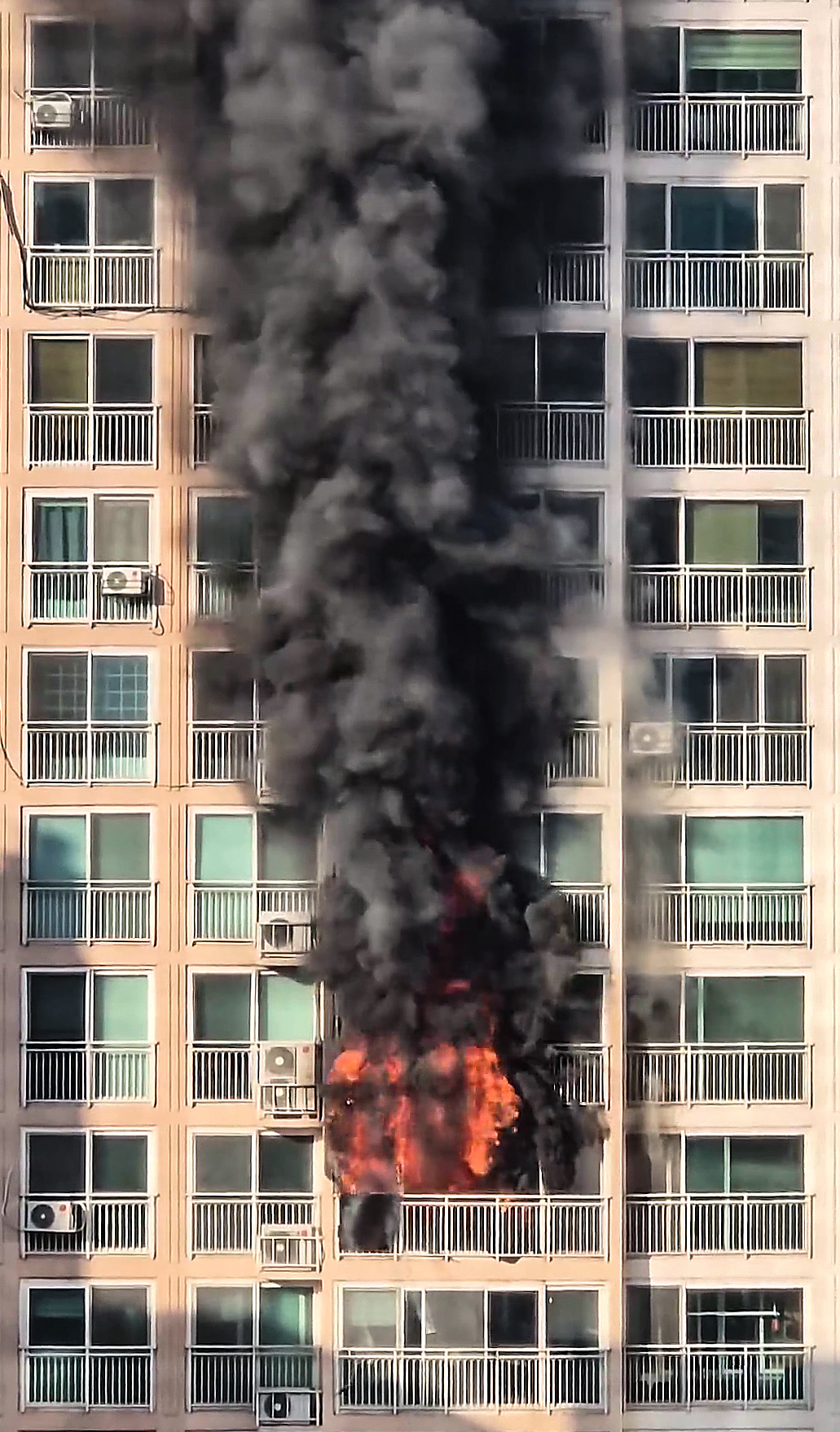 ▲2024년 12월 2일 오전 8시 59분께 대구 수성구 황금동 한 아파트 15층 뒤 베란다에서 불이 났다가 출동한 소방 당국에 의해 2시간 27분 만에 완전히 꺼졌다. 사진은 화재 당시 모습. (연합뉴스)