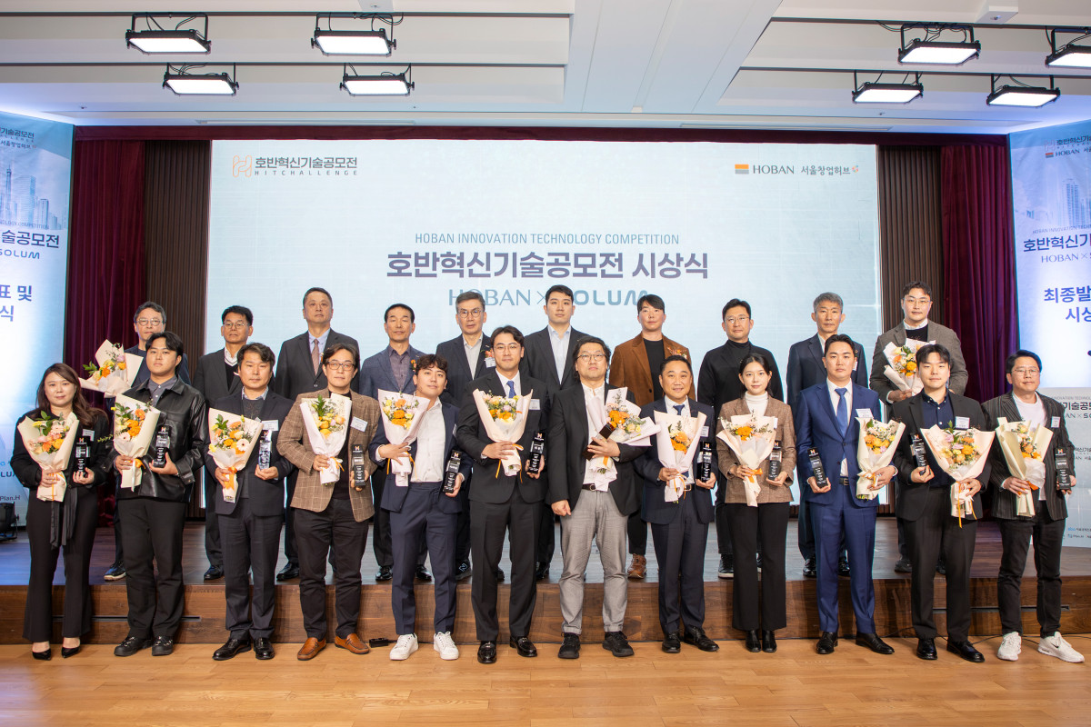 ▲호반그룹이 지난 6일 서울 서초구 호반파크에서 ‘2025 호반혁신기술공모전’ 시상식을 개최했다. (뒷줄 오른쪽 다섯번째부터) 김민성 호반그룹 기획담당임원, 문갑 호반건설 경영부문 대표를 비롯한 임원진과 수상자들이 기념촬영을 하고 있다. (호반그룹)