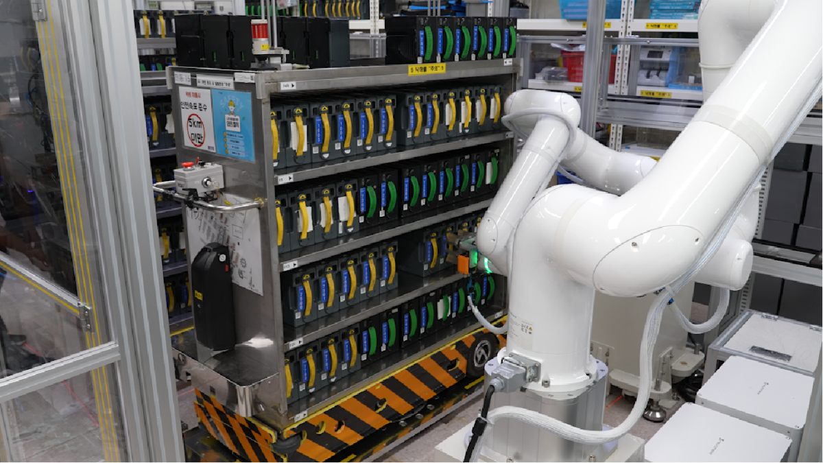 ▲빌스태커(현금박스) 카트에서 빌스태커를 꺼내는 모습. (사진제공=강원랜드)