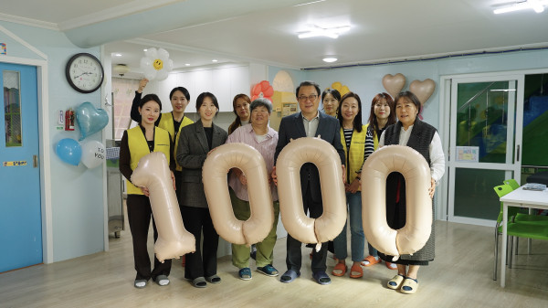 ▲한샘 임직원들과 시흥시청, 푸른지역아동센터 관계자들이 지난달 28일 한샘의 1000번째 공간 개선을 기념하며 단체사진을 촬영하고 있다. (사진제공=한샘 )