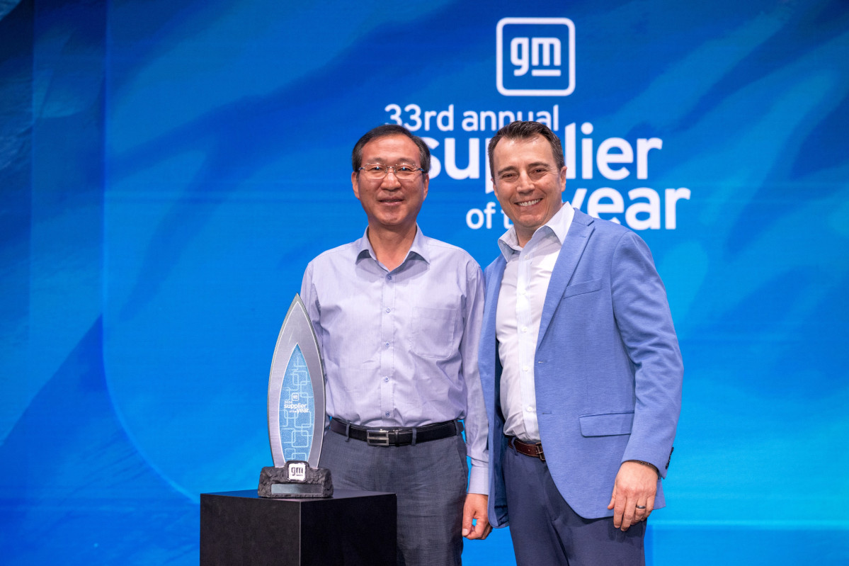 ▲GM 33rd supplier of the year 시상식 
SNT모티브 권형순 대표이사(좌측), GM 글로벌 구매본부 임원 Marcelo Conti (우측) (사진제공=SNT모티브 )