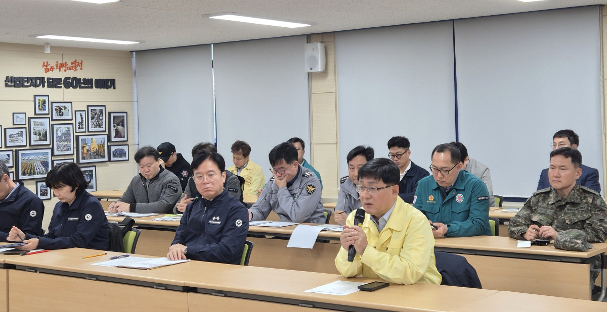 ▲김성환 기후에너지환경부 장관이 7일 울산 안전보건공단 울산지역본부 사고수습상황실에서 ‘울산 화력발전소 붕괴사고 중앙사고수습본부’ 2차 회의에 구조 작업 방향 등에 대해 논의하고 있다. (사진제공=기후에너지환경부)