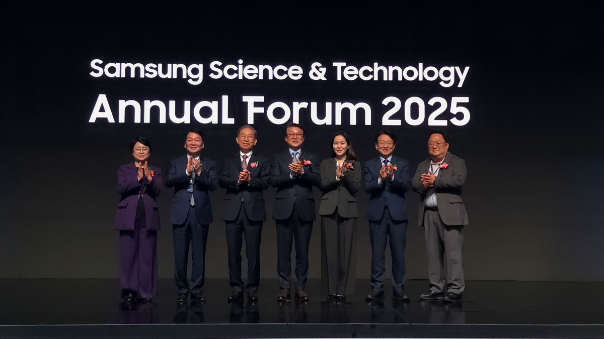 ▲ 7일(금) 서울 강남구 인터컨티넨탈 파르나스 호텔에서 개최된 삼성미래기술육성사업 애뉴얼 포럼에서 참석자들이 기념 촬영을 하고 있다. (왼쪽부터) 김선민 조국혁신당 의원, 안철수 국민의힘 의원, 국양 삼성미래기술육성재단 이사장, 박승희 삼성전자 CR담당 사장, 이주영 개혁신당 의원, 권칠승 더불어민주당 의원, 김현수 삼성전자 미래기술육성센터장. (자료제공=삼성전자)