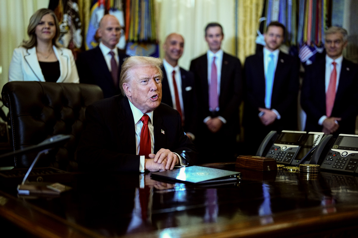 ▲도널드 트럼프 미국 대통령이 6일(현지시간) 백악관 집무실에서 블록버스터급 체중 감량 약물 가격을 대폭 인하하는 협정을 체결한 후 발언하고 있다. (워싱턴D.C./UPI연합뉴스)