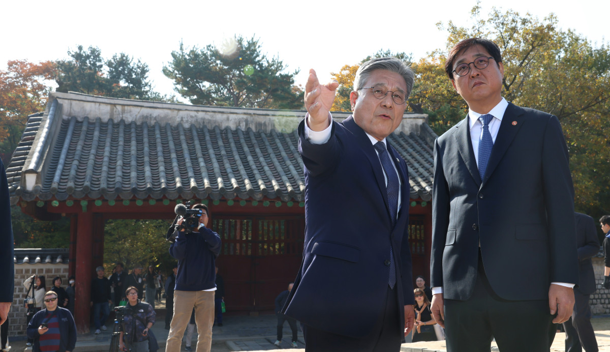 ▲최휘영 문화체육관광부 장관이 7일 서울 종로구 세계유산 종묘를 찾아, 최근 서울시의 세운상가 재개개발계획에 따른 영향을 살펴보고 대책을 점검하고 있다. (문화체육관광부)