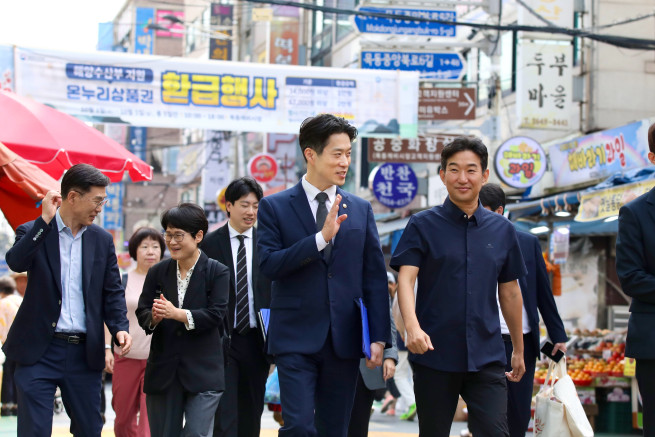 ▲노용석 중소벤처기업부 차관이 지난달 1일 서울 양천구 목동깨비시장을 방문해 상인들과 소통하고 있다. (사진제공=중소벤처기업부)