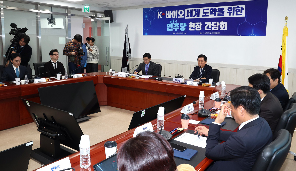 ▲정청래 더불어민주당 대표가 7일 충북 청주시 오송첨단의료산업진흥재단에서 열린 K-바이오 세계 도약을 위한 더불어민주당 현장 간담회에서 인사말을 하고 있다. (연합뉴스)