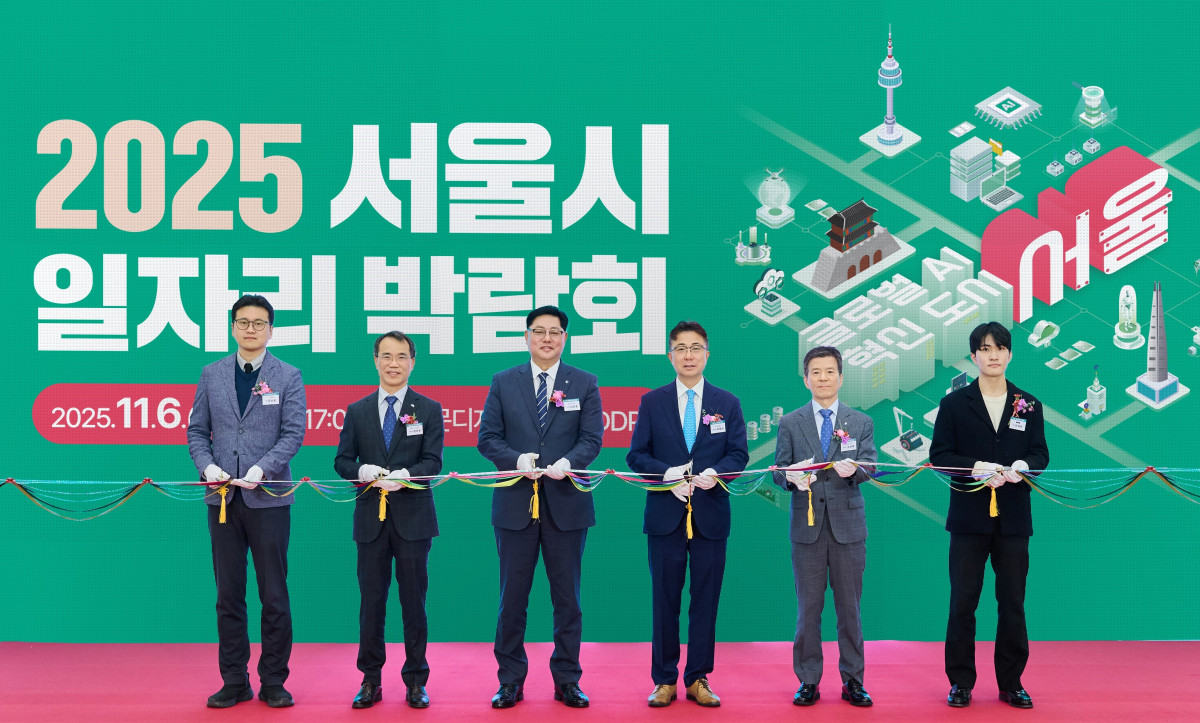 ▲지난 6일 서울 동대문디자인플라자(DDP)에서 (왼쪽 두번째부터) 장무훈 한국산업기술진흥협회 상임이사, 이건홍 IBK기업은행 기업고객그룹장, 주용태 서울특별시 경제실장, 고영종 한국장학재단 상임이사 등이 협약식을 마치고 기념촬영을 하고 있는 모습 (사진제공=IBK기업은행)