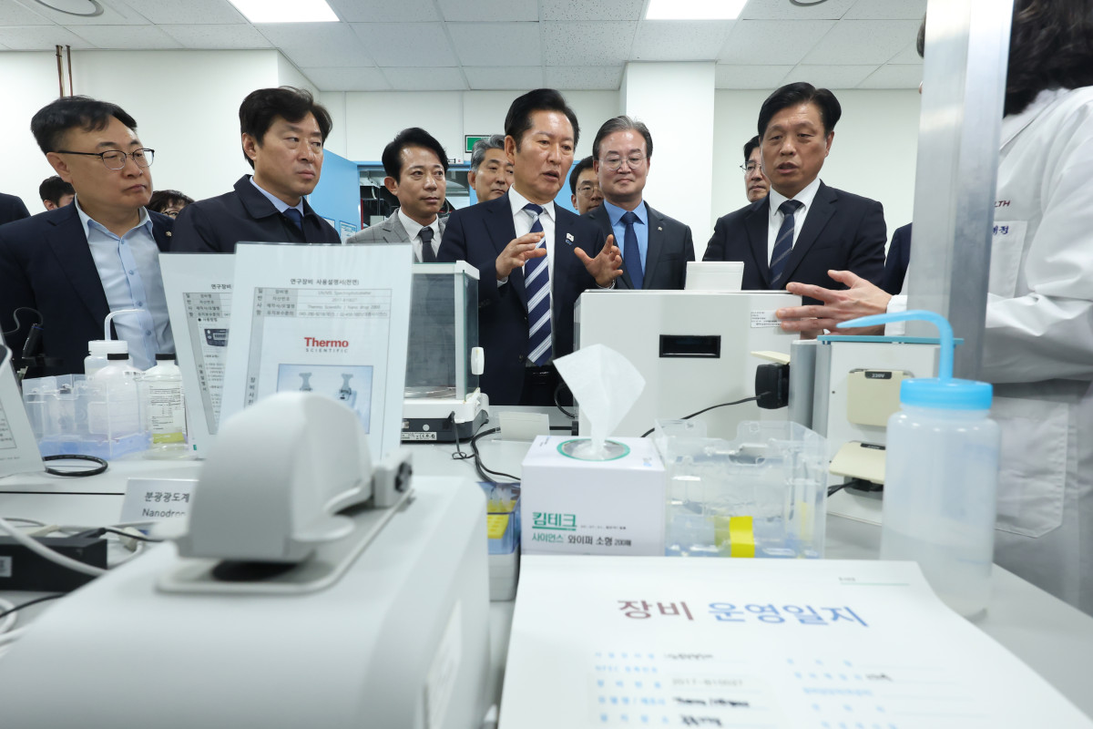 ▲정청래 더불어민주당 대표가 7일 충북 청주시 오송첨단의료산업진흥재단을 방문, 실험장비 등을 살펴보고 있다. (연합뉴스)