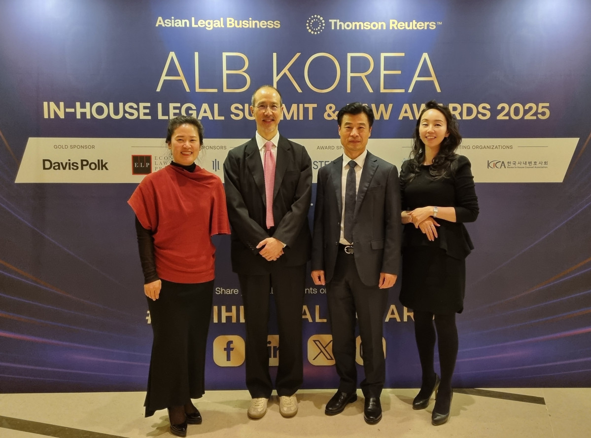 ▲ 6일 진행한 ALB 한국법률대상에서 GS건설이 수상 후 기념사진을 촬영하고 있다. (사진제공=GS건설)