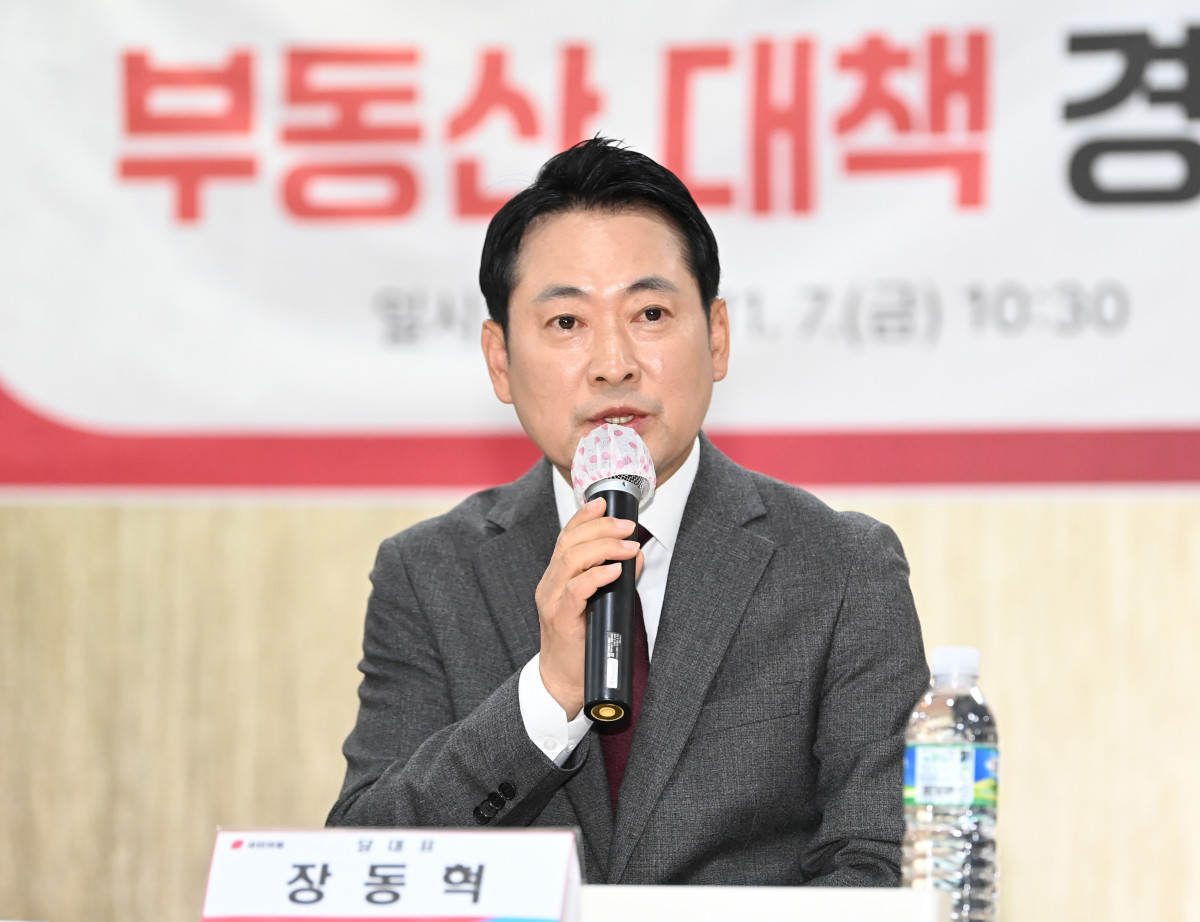 ▲장동혁 국민의힘 대표가 7일 경기 용인시 수지구 신봉마을에서 열린 부동산 대책 현장 간담회에 참석해 발언하고 있다. 2025.11.07.  (뉴시스)