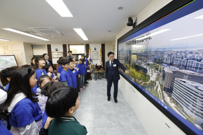▲진교훈 강서구청장이 내발산초등학교 학생을 대상으로 설명하고 있다.  (사진제공=강서구)