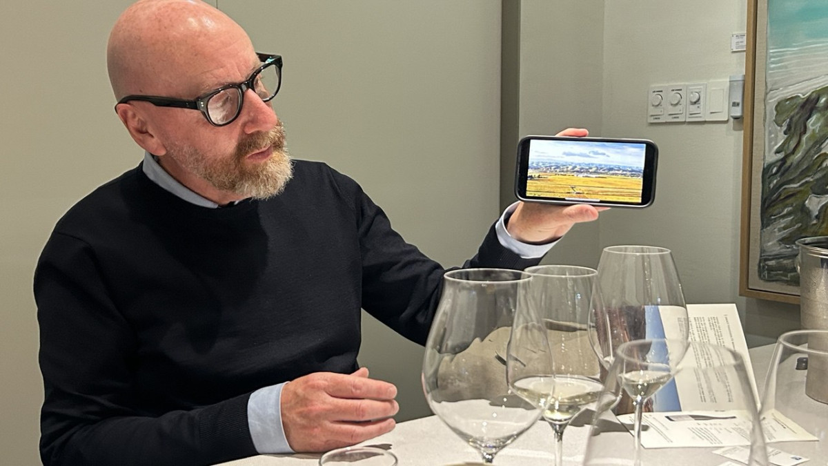 ▲마크 컨리프 크래기 레인지 비즈니스 매니저가 크래기 레인지 와이너리에 대해 설명하고 있다. (사진=연희진 기자)