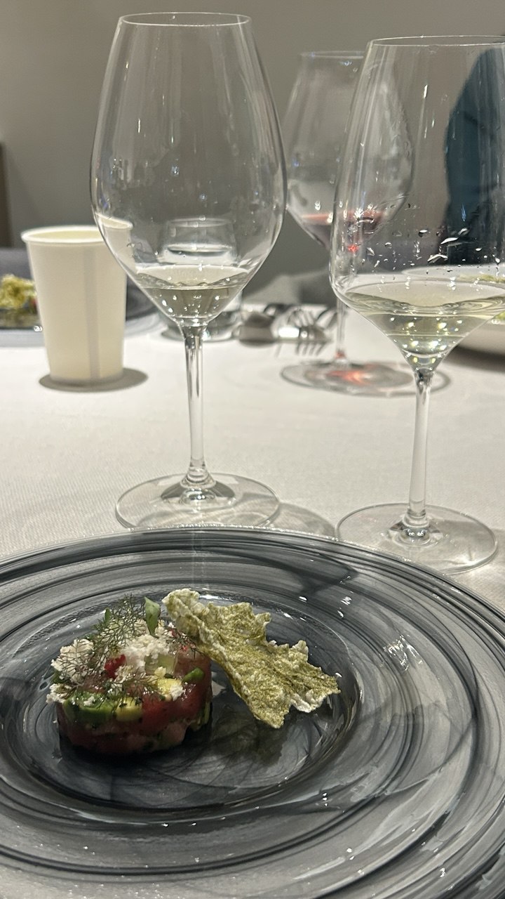 ▲크래기 레인지 테 무나 로드 소비뇽 블랑(왼쪽)과 크래기 레인지 김블렛 그래블 빈야드 샤도네이. (사진=연희진 기자)