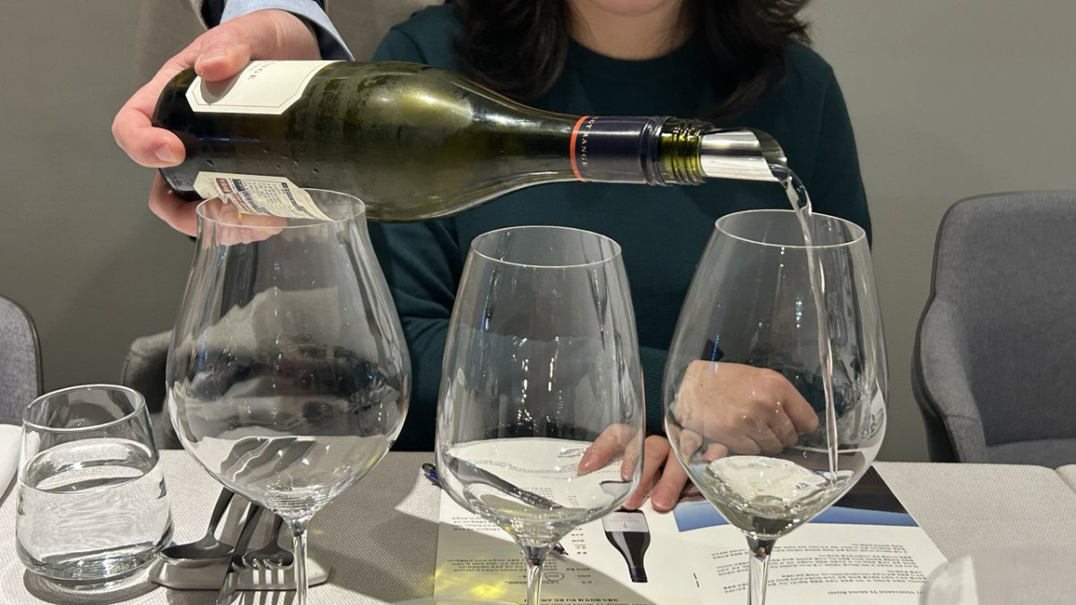 ▲크래기 레인지 김블렛 그래블 빈야드 샤도네이를 따르고 있다. (사진=연희진 기자)