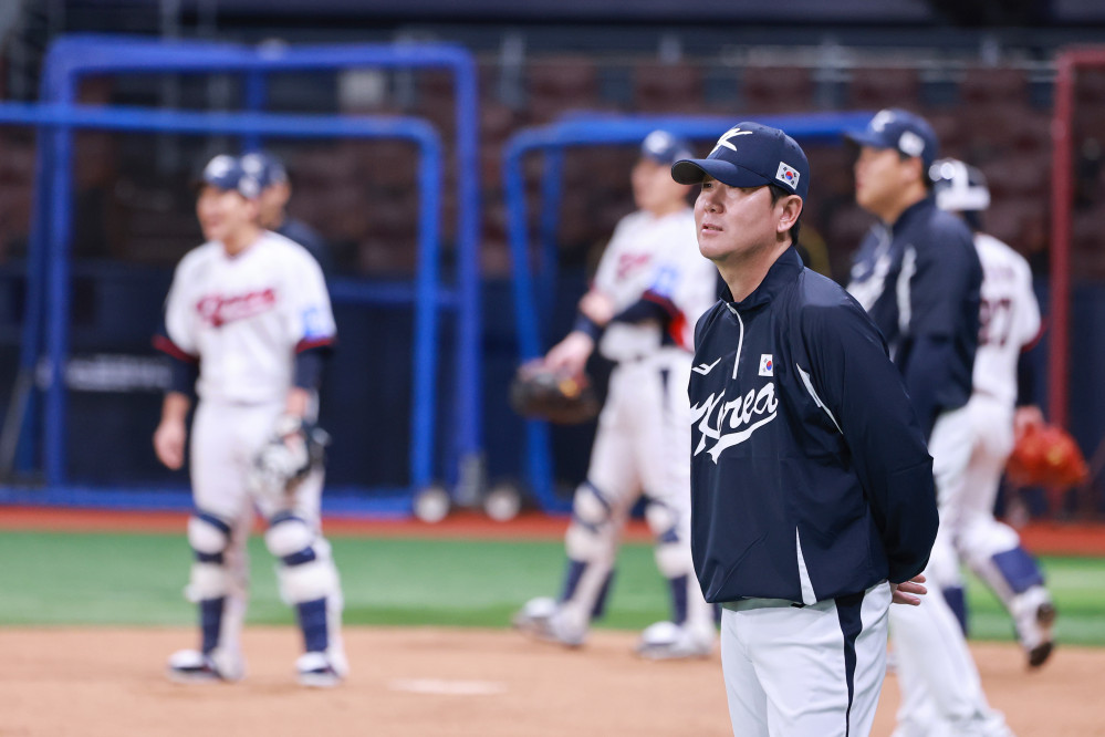 ▲K-베이스볼 시리즈 한국과 체코의 국가대표 평가전을 하루 앞둔 7일 서울 고척스카이돔에서 한국 대표팀 류지현 감독이 훈련을 지켜보고 있다. (연합뉴스)