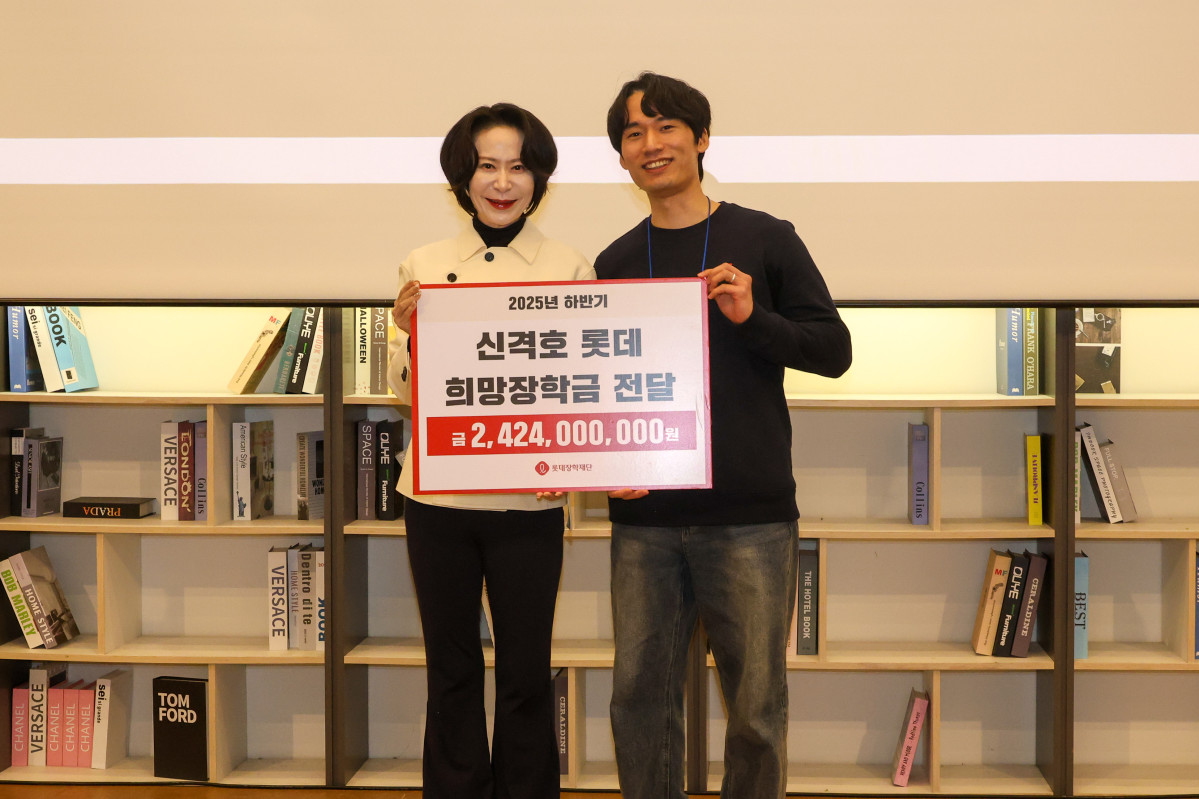 ▲장혜선 롯데장학재단 이사장(왼쪽)과 희망장학생이 기념사진을 촬영하고 있다. (사진제공=롯데장학재단)