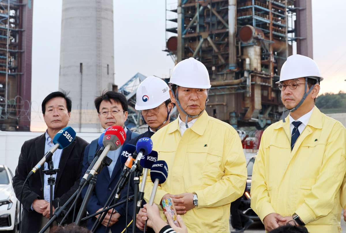 ▲정청래 더불어민주당 대표가 7일 울산화력발전소 보일러 타워 붕괴 현장을 확인한 후 취재진에게 발언하고 있다. (연합뉴스)