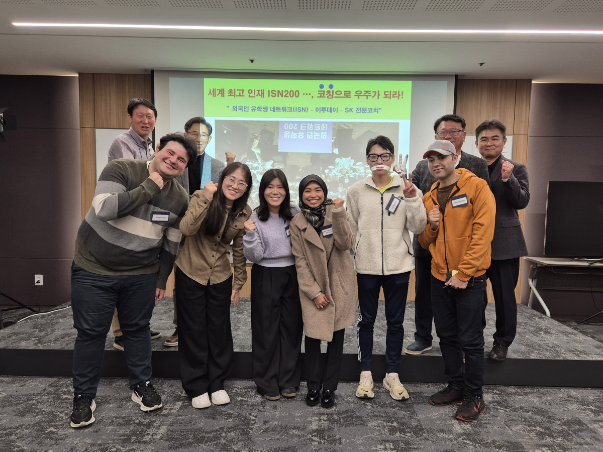 ▲7일 ‘이투데이 외국인 유학생 네트워크(ISN) 200 코칭 프로그램’ 오리엔테이션에 참가한 유학생들과 코치진들이 기념촬영을 하고 있다.  (강문정 기자 kangmj@)