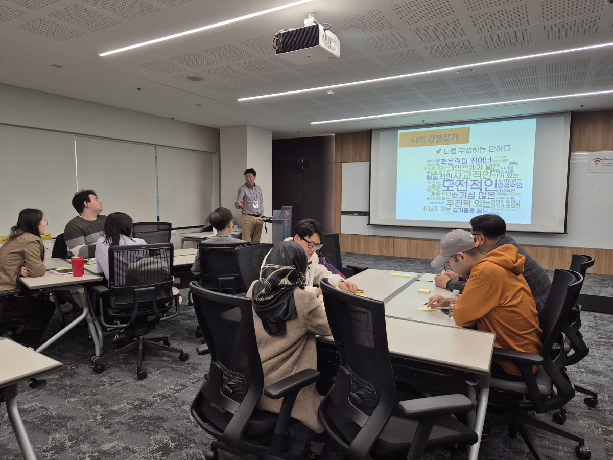 ▲7일 서울 강남구 SK오너스라운지에서 진행된 ‘이투데이 외국인 유학생 네트워크(ISN) 200 코칭 프로그램’ 오리엔테이션 현장.  (강문정 기자 kangmj@)