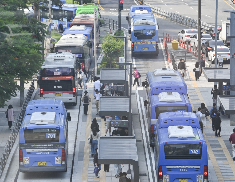 ▲서울 시내버스 노동조합의 파업 예고일 하루 전인 27일 서울 용산구 서울역버스환승센터 정류장에 버스들이 줄지어 서 있다. 이날 서울 시내버스 노사는 막판 자율교섭을 진행한다. 협의가 불발되면 서울 시내버스 노조는 28일 첫차부터 파업에 돌입한다. 조현호 기자 hyunho@ (이투데이DB)
