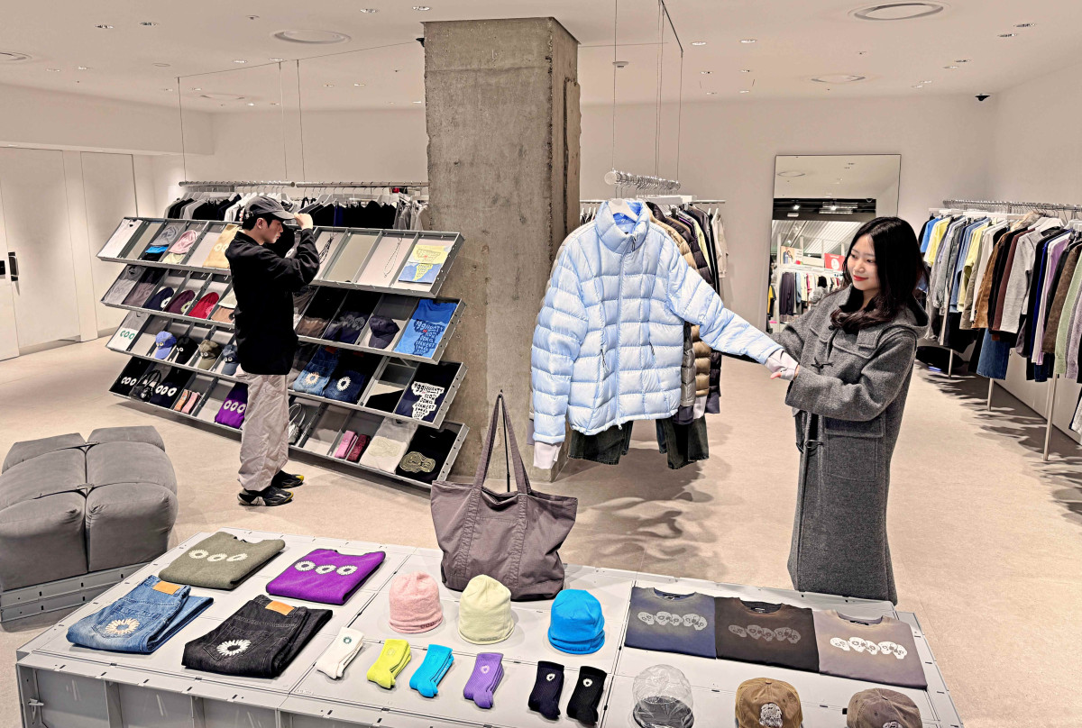 ▲서울시 중구 소공동 롯데백화점 본점 9층에 위치한 K-패션 전문관 키네틱 그라운드에서 상품을 구경하는 고객들 (사진제공=롯데백화점)