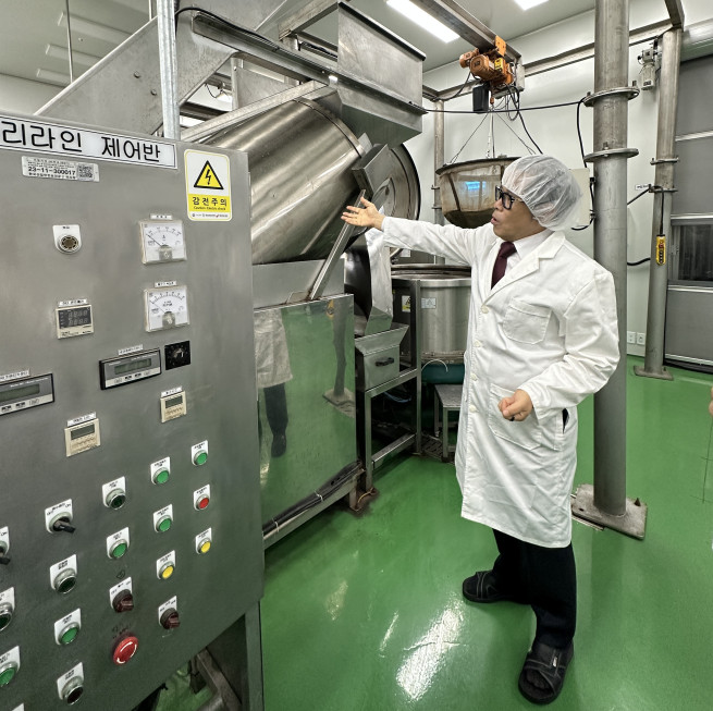 ▲6일 경기 고양시 더채움 공장에서 권영기 대표가 자사의 설비에 대해 설명하고 있다. (서이원 기자 @iwonseo96)