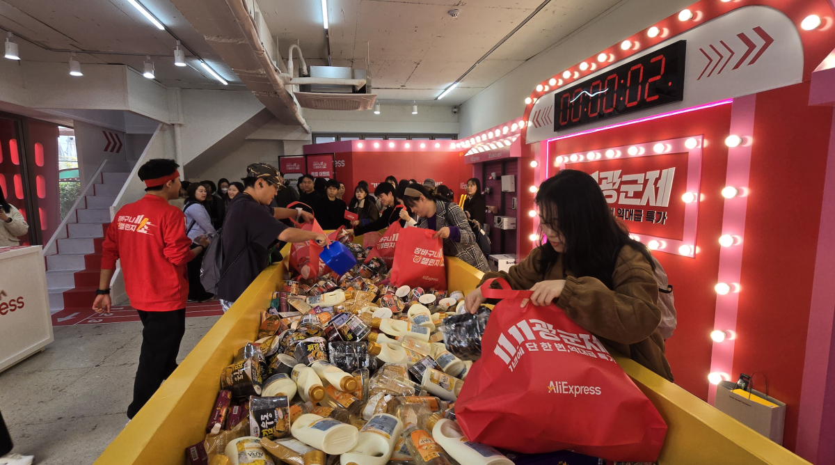 ▲7일 성수동 알리익스프레스 팝업 스토어에서 '11초 장바구니 챌린지' 참가자들이 미션 참여에 열중하고 있다.  (배근미 기자 @athena3507)
