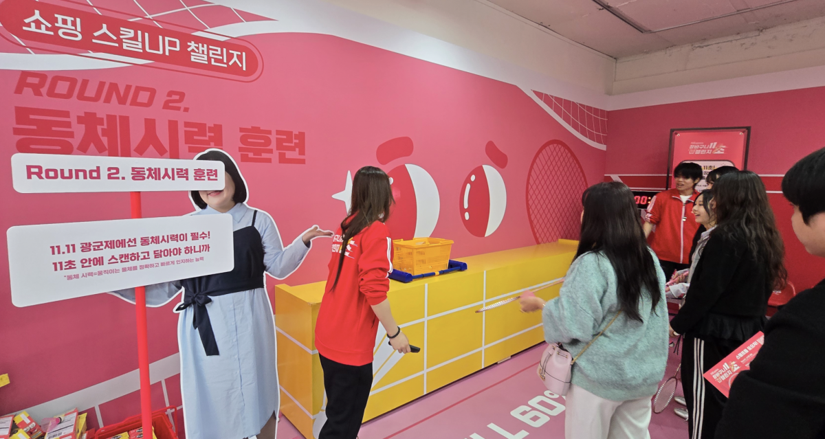 ▲7일 알리익스프레스 팝업 행사 참가자들이 동체시력 훈련 게임에 참여하고 있다. (배근미 기자 @athena3507)