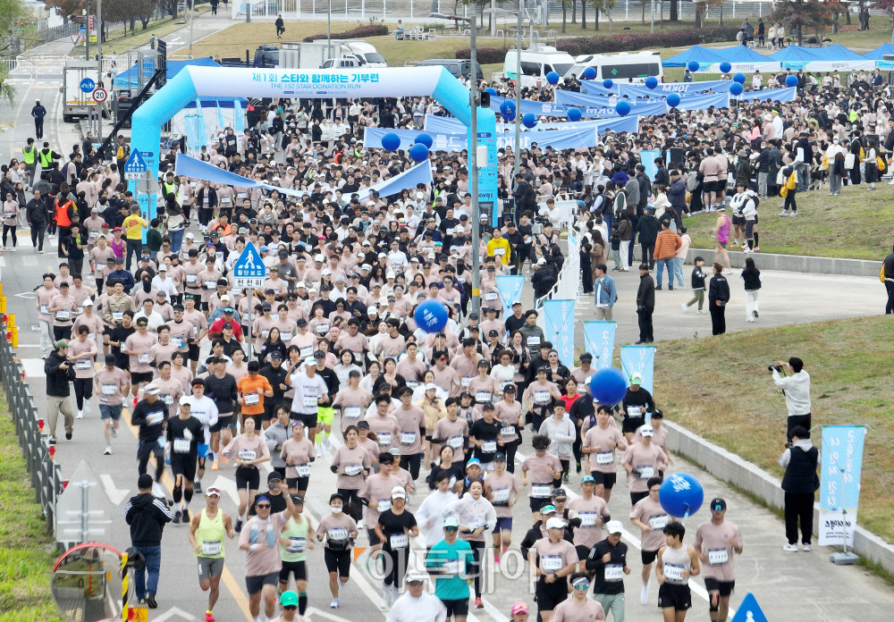 ▲8일 서울 광진구 뚝섬한강공원 수변무대 일대에서 열린 ‘제1회 스타와 함께하는 기부런’에서 참가자들이 힘차게 출발하고 있다. 이투데이가 주최한 이번 행사는 '달리기를 통해 건강과 상생의 문화를 만들자'는 슬로건 아래, 시민들의 일상 속 스포츠 활동을 기부와 연결해 사회적 가치를 창출하기 위해 마련됐다. 평소 많은 기부와 선행을 하며 선한 영향력 확산에 앞장서는 가수 션 등과 시민 5000여 명이 함께한 ‘스타와 함께하는 기부런’ 지원금과 수익금은 루게릭 환우를 위해 ‘승일희망재단’에 기부된다. 신태현 기자 holjjak@ (이투데이DB)