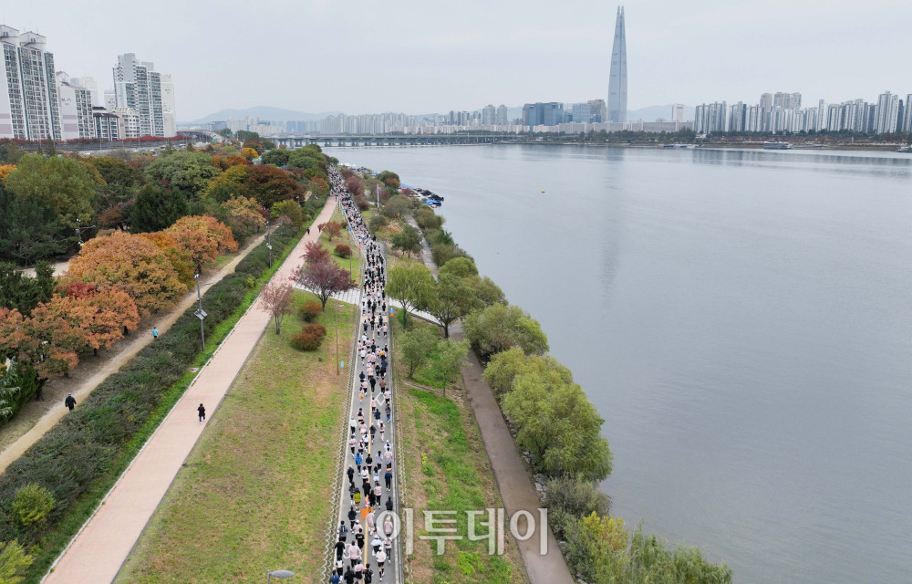 ▲8일 서울 광진구 뚝섬한강공원 수변무대 일대에서 열린 ‘제1회 스타와 함께하는 기부런’에서 참가자들이 힘차게 출발하고 있다. 이투데이가 주최한 이번 행사는 '달리기를 통해 건강과 상생의 문화를 만들자'는 슬로건 아래, 시민들의 일상 속 스포츠 활동을 기부와 연결해 사회적 가치를 창출하기 위해 마련됐다. 평소 많은 기부와 선행을 하며 선한 영향력 확산에 앞장서는 가수 션 등과 시민 5000여 명이 함께한 ‘스타와 함께하는 기부런’ 지원금과 수익금은 루게릭 환우를 위해 ‘승일희망재단’에 기부된다. 신태현 기자 holjjak@ (이투데이DB)