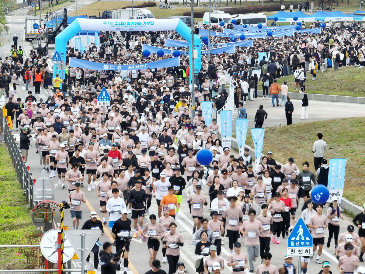 ▲8일 서울 광진구 뚝섬한강공원 수변무대 일대에서 열린 ‘제1회 스타와 함께하는 기부런’에서 참가자들이 힘차게 출발하고 있다. 이투데이가 주최한 이번 행사는 '달리기를 통해 건강과 상생의 문화를 만들자'는 슬로건 아래, 시민들의 일상 속 스포츠 활동을 기부와 연결해 사회적 가치를 창출하기 위해 마련됐다. 평소 많은 기부와 선행을 하며 선한 영향력 확산에 앞장서는 가수 션 등과 시민 5000여 명이 함께한 ‘스타와 함께하는 기부런’ 지원금과 수익금은 루게릭 환우를 위해 ‘승일희망재단’에 기부된다.  (신태현 기자 holjjak@)