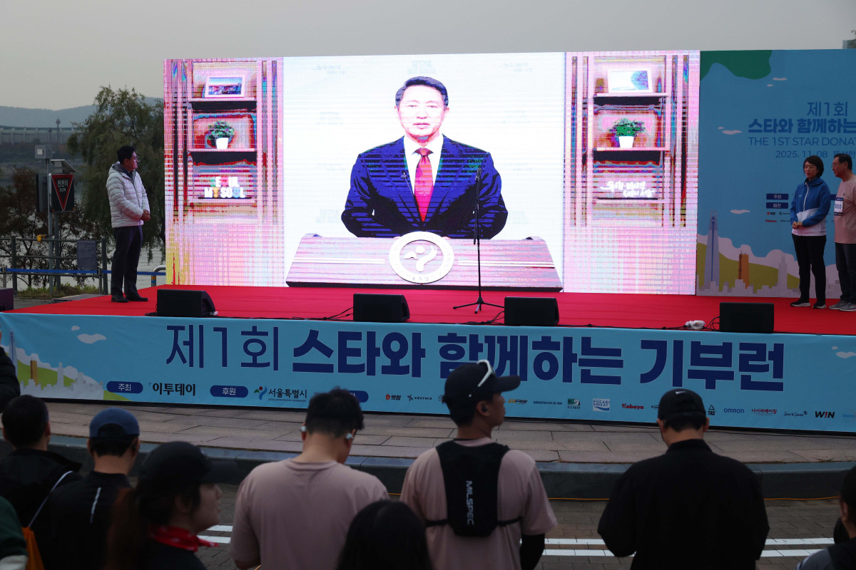 ▲8일 서울 광진구 뚝섬한강공원 수변무대 일대에서 열린 ‘제1회 스타와 함께하는 기부런’에서 참가자들이 오세훈 서울시장의 영상 축사를 보고 있다. 이투데이가 주최한 이번 행사는 '달리기를 통해 건강과 상생의 문화를 만들자'는 슬로건 아래, 시민들의 일상 속 스포츠 활동을 기부와 연결해 사회적 가치를 창출하기 위해 마련됐다. 평소 많은 기부와 선행을 하며 선한 영향력 확산에 앞장서는 가수 션 등과 시민 5000여 명이 함께한 ‘스타와 함께하는 기부런’ 수익금 일부는 루게릭 환우를 위해 ‘승일희망재단’에 기부된다. 신태현 기자 holjjak@