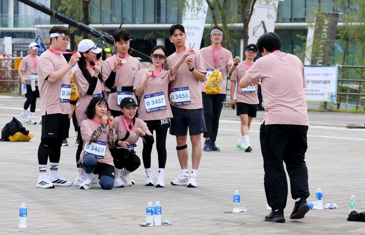 ▲8일 서울 광진구 뚝섬한강공원 수변무대 일대에서 열린 ‘제1회 스타와 함께하는 기부런’에서 참가자들이 기념촬영을 하고 있다. 이투데이가 주최한 이번 행사는 '달리기를 통해 건강과 상생의 문화를 만들자'는 슬로건 아래, 시민들의 일상 속 스포츠 활동을 기부와 연결해 사회적 가치를 창출하기 위해 마련됐다. 평소 많은 기부와 선행을 하며 선한 영향력 확산에 앞장서는 가수 션 등과 시민 5000여 명이 함께한 ‘스타와 함께하는 기부런’ 수익금 일부는 루게릭 환우를 위해 ‘승일희망재단’에 기부된다. 신태현 기자 holjjak@